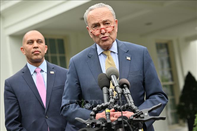 Lãnh đạo phe Cộng hòa tại Thượng viện Mỹ, ông Chuck Schumer phát biểu tại cuộc họp báo ở Washington, DC. Ảnh: AFP/TTXVN