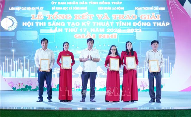 Trao giải cho các thí sinh đạt giải cao trong Hội thi Sáng tạo kỹ thuật lần thứ 17, năm 2022 - 2023. Ảnh: Nhựt An - TTXVN