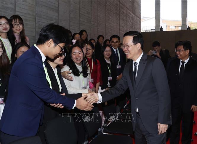 President Vo Van Thuong visits Kyushu University. VNA Photo: Thống Nhất 