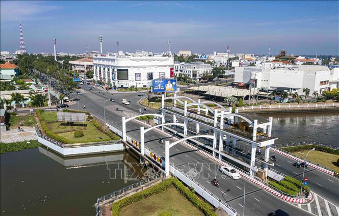 Cầu Bảo Định bắc qua sông Bảo Định thành phố Tân An, tỉnh Long An. Ảnh: Vũ Sinh – TTXVN