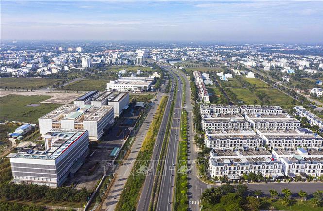 Khu hành chính các sở, ban, ngành và Khu đô thị mới Trần Anh trên đường vành đai thành phố Tân An. Ảnh: Vũ Sinh – TTXVN