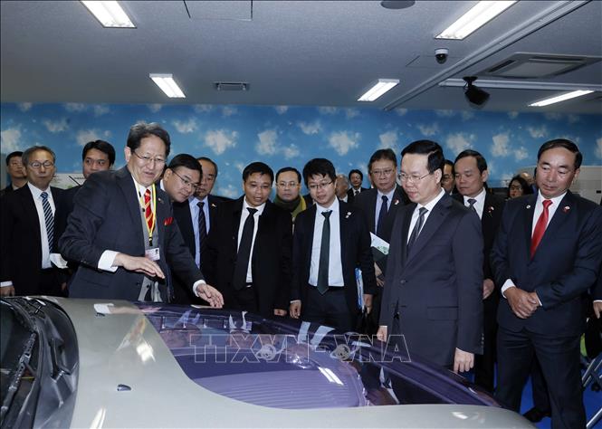 President Vo Van Thuong visits the Research Center for Hydrogen Energy. VNA Photo: Thống Nhất 