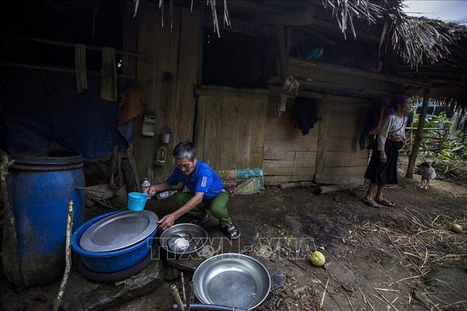 Gia đình ông Lường Văn Thành chuyển vào sinh sống ở khu suối Tào, xóm Bao, xã Giáp Đắt (Đà Bắc, Hòa Bình) đã lâu nhưng vẫn không có điện, nước sạch để phục vụ cuộc sống hàng ngày. Ảnh: Trọng Đạt - TTXVN