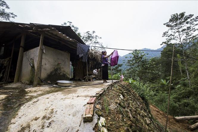 Ngôi nhà của gia đình bà Bùi Thị Nhắm ở khu suối Tào, xóm Bao, xã Giáp Đắt (Đà Bắc, Hòa Bình) có nguy cơ sạt lở khi mùa mùa mưa đến. Ảnh: Trọng Đạt - TTXVN