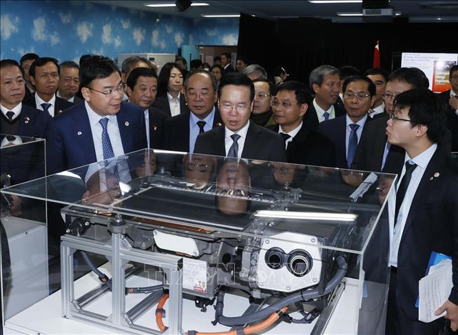 President Vo Van Thuong visits the Research Center for Hydrogen Energy. VNA Photo: Thống Nhất 