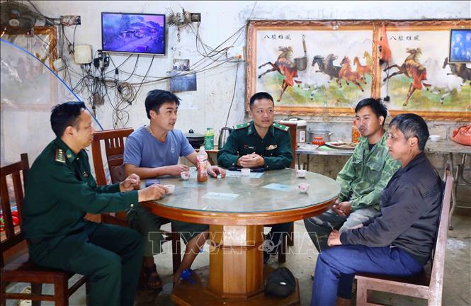 Cán bộ, chiến sỹ Đồn Biên phòng Chiềng Tương tuyên truyền vận động nhân dân chuyển đổi cơ cấu cây trồng, vật nuôi, phát truyển kinh tế gia đình. Ảnh: Quang Quyết - TTXVN