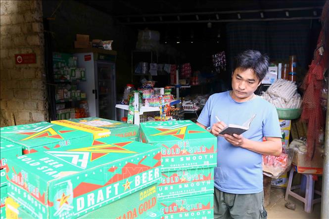 Số tiền tích lũy từ bán mận, anh Tính Lao Thái ở bản Pa Kha 1, xã Chiềng Tương (Yên Châu, Sơn La) đầu tư mở cửa hàng tạp hóa để phát triển kinh tế gia đình. Ảnh: Quang Quyết - TTXVN
