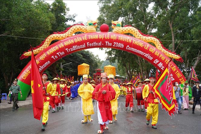 Lễ rước Bài vị Hoàng tử Hội An (tương truyền là Con của Bà Phi Yến), nét đẹp văn hóa tinh thần của người dân Côn Đảo. Ảnh: Huỳnh Sơn - TTXVN