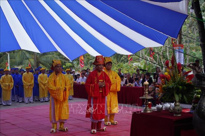 Nghi thức tế lễ, dâng trà, dâng nhang, đèn trước áng thờ và đọc văn tế tại An Sơn Miếu. Ảnh: Huỳnh Sơn - TTXVN