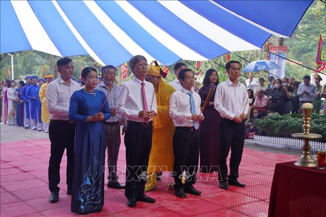 Chính quyền địa phương, người dân và du khách long trọng tổ chức Lễ hội truyền thống Lễ giỗ Bà Phi Yến lần thứ 238 tại Di tích An Sơn Miếu. Ảnh: Huỳnh Sơn - TTXVN