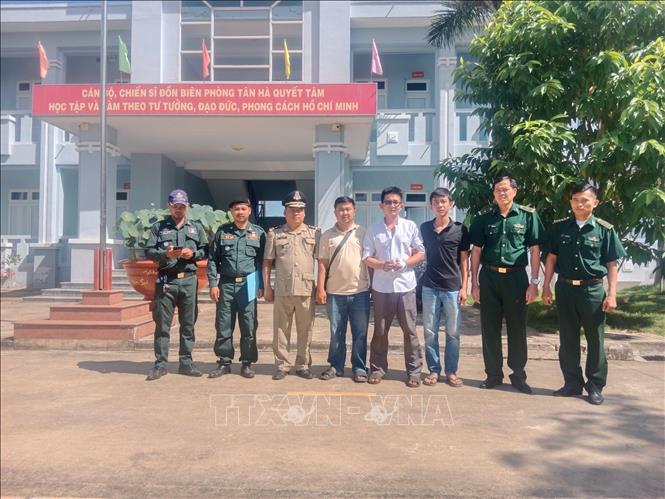 Đối tượng Lâm Văn Phi Hổ được bàn giao tại Đồn Biên phòng Tân Hà. Ảnh: TTXVN phát