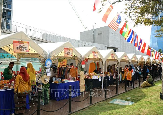 Một góc trưng bày các gian hàng giới thiệu sản phẩm thủ công mỹ nghệ của các nước ASEAN. Ảnh: Hằng Linh - PV TTXVN tại Malaysia