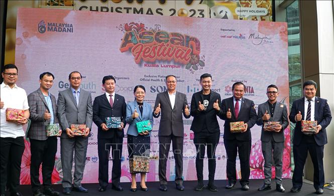 Phó tổng thư ký Bộ Du lịch, Nghệ thuật và Văn hóa Malaysia, Mohd Yusri Bin Mohd Yusoff (thứ 5 từ bên phải) chụp ảnh lưu niệm cùng đại diện của Đại sứ quán các nước ASEAN. Ảnh: Hằng Linh - PV TTXVN tại Malaysia