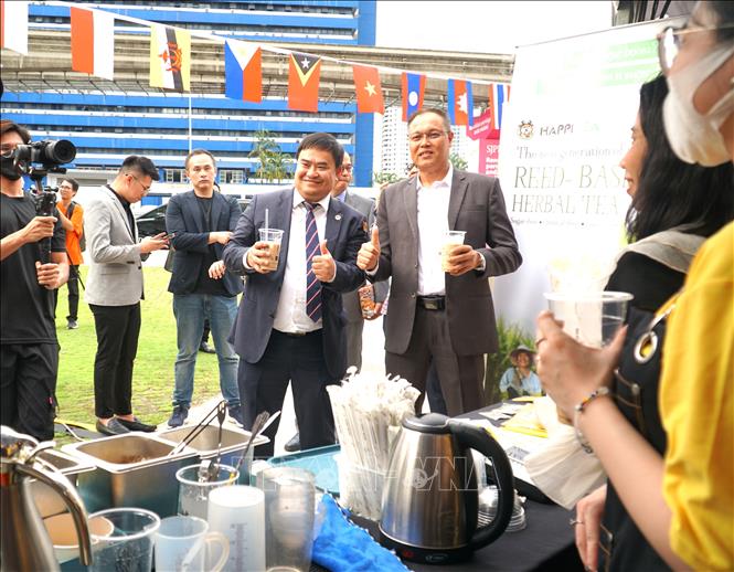 Phó tổng thư ký Bộ Du lịch, Nghệ thuật và Văn hóa Malaysia, Mohd Yusri Bin Mohd Yusoff và Tham tán Thương mại Việt Nam tại Malaysia, Lê Phú Cường chụp chụp ảnh lưu niệm tại quầy hàng giới thiệu trà của Việt Nam. Ảnh: Hằng Linh - PV TTXVN tại Malaysia