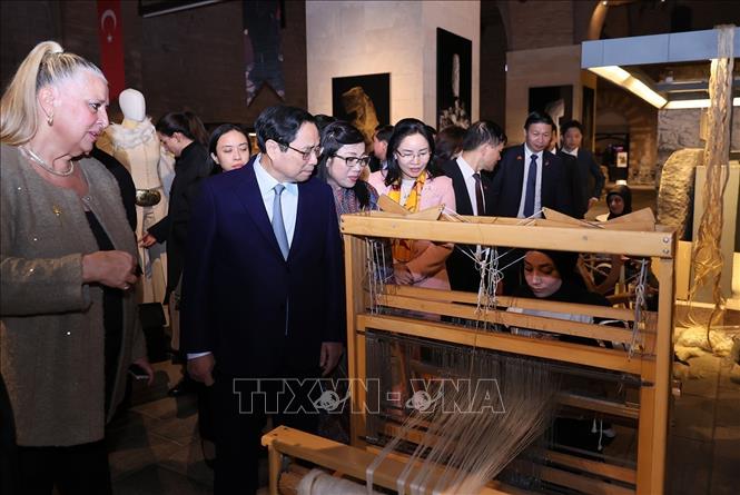Thủ tướng Phạm Minh Chính và Phu nhân thăm Bảo tàng Anatolian. Ảnh: Dương Giang-TTXVN

