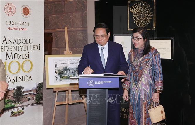 Thủ tướng Phạm Minh Chính và Phu nhân viết lưu bút khi đến thăm Bảo tàng Anatolian. Ảnh: Dương Giang-TTXVN
