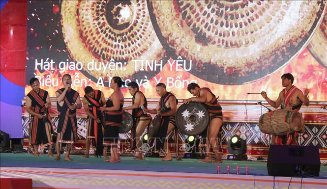 Tiết mục biểu diễn của đoàn nghệ nhân tỉnh Kon Tum. Ảnh: Dư Toán – TTXVN.