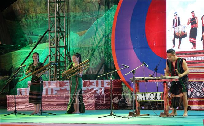 Tiết mục biểu diễn âm nhạc của đoàn nghệ nhân tỉnh Đăk Nông. Ảnh: Dư Toán – TTXVN.