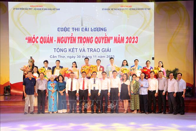 Ban tổ chức chụp ảnh lưu niệm với các thí sinh đạt giải cao tại cuộc thi. Ảnh: Trung Kiên - TTXVN
