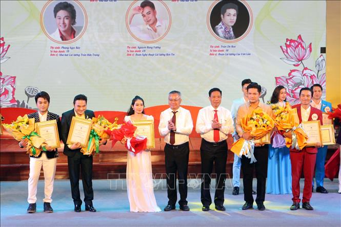 Ban tổ chức trao Huy chương vàng cho 5 thí sinh xuất sắc nhất cuộc thi. Ảnh: Trung Kiên - TTXVN