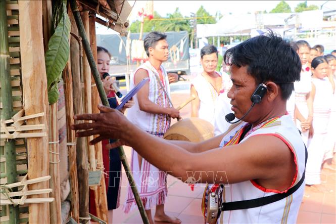 Tree branches are pinned on the barn doors during the festival with wishes for lush plants and bountiful crops. VNA Photo: Cao Nguyên