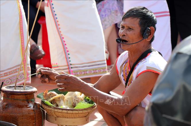 The village's leader A Ren prays Gods to come to the worship service. VNA Photo: Cao Nguyên