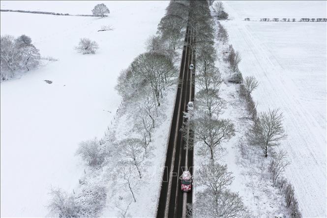 Tuyết phủ trắng trên tuyến đường ở Lever Causeway, gần Birkenhead, Tây Bắc vùng England, ngày 10/3/2023. Ảnh: AFP/TTXVN