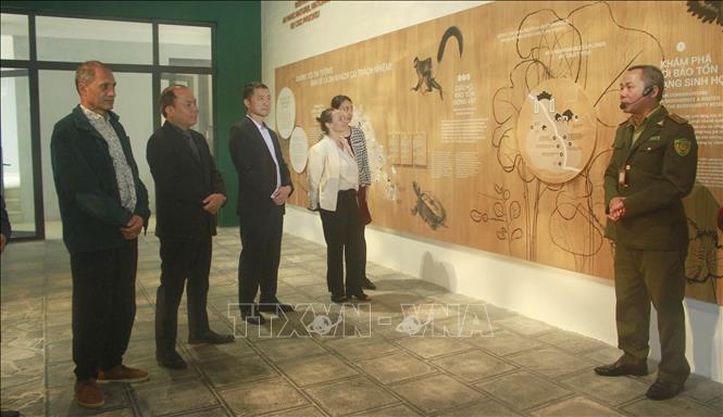 Đại biểu và du khách tham quan Trung tâm Du khách tại Vườn Quốc gia Cúc Phương. Ảnh: Thùy Dung - TTXVN