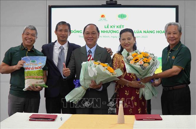 Lễ ký kết Hợp đồng chuyển nhượng quyền của giống lúa Nàng Hoa 9, từ Công ty TNHH Hạt giống Hoa Tiên cho Công ty Cổ phần Giống cây trồng Lộc Trời (Tập đoàn Lộc Trời). Ảnh: TTXVN phát