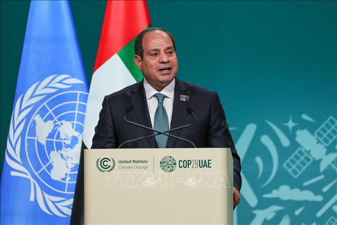 Phát biểu tại COP28, Tổng thống Ai Cập Abdel-Fattah El-Sisi (ảnh) nhấn mạnh các thách thức chính trị và quốc tế hiện nay có thể làm trầm trọng thêm những hậu quả nặng nề do biến đổi khí hậu gây ra. Vì thế, trách nhiệm của các nhà lãnh đạo là đưa ra cam kết mạnh mẽ, có tham vọng rõ ràng trong các hành động và thực hiện hành động của mình phù hợp với các thỏa thuận đã đạt được ở Paris. Ảnh: AFP/TTXVN