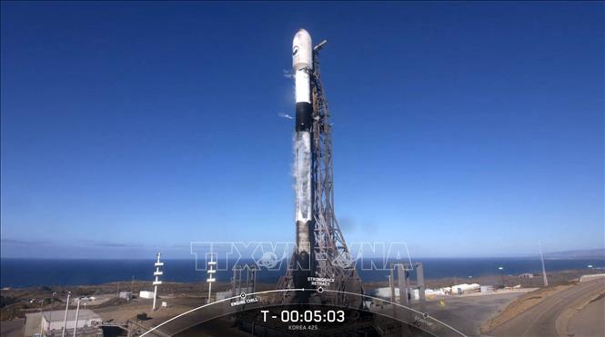 Tên lửa đẩy Falcon 9 của Công ty vũ trụ SpaceX mang theo vệ tinh trinh sát quân sự đầu tiên của Hàn Quốc chuẩn bị rời bệ phóng tại Căn cứ Lực lượng vũ trụ Vanderberg ở bang California (Mỹ) ngày 1/12/2023. Ảnh: AFP/TTXVN