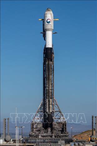 Tên lửa đẩy Falcon 9 của Công ty vũ trụ SpaceX mang theo vệ tinh trinh sát quân sự đầu tiên của Hàn Quốc chuẩn bị rời bệ phóng tại Căn cứ Lực lượng vũ trụ Vanderberg ở bang California (Mỹ) ngày 1/12/2023. Ảnh: AFP/TTXVN