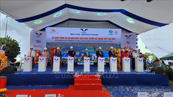 Các đại biểu bấm nút Khởi công Nhà máy sản xuất thuốc vô trùng thể tích nhỏ nằm trong khu công nghiệp Nhơn Hội. Ảnh: Sỹ Thắng - TTXVN