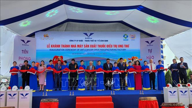 Nghi thức cắt băng khánh thành, đưa vào sử dụng Nhà máy sản xuất thuốc điều trị ung thư. Ảnh: Sỹ Thắng - TTXVN