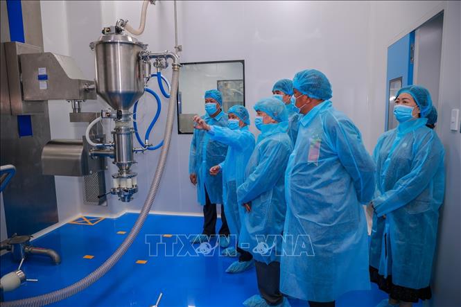 Các đại biểu tham quan nhà máy sản xuất thuốc điều trị ung thư. Ảnh Sỹ Thắng - TTXVN