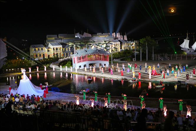 Các hoạt động biểu diễn nghệ thuật độc đáo tại Đảo Ký Ức Hội An thu hút đông du khách. Ảnh tư liệu: Trần Lê Lâm -  TTXVN 
