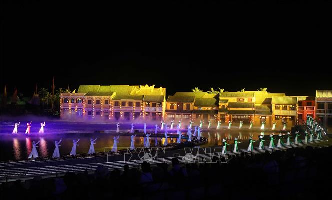 Các hoạt động biểu diễn nghệ thuật độc đáo tại Đảo Ký Ức Hội An thu hút đông đảo du khách. Ảnh tư liệu: Trần Lê Lâm -  TTXVN 