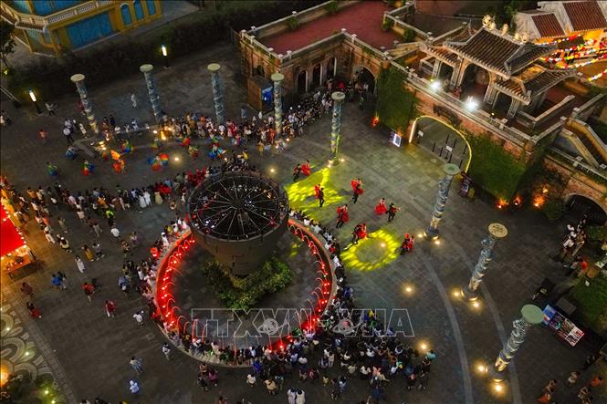 Các hoạt động văn hóa giải trí thu hút đông đảo du khách đến với Đảo Ký Ức Hội An. Ảnh: TTXVN phát