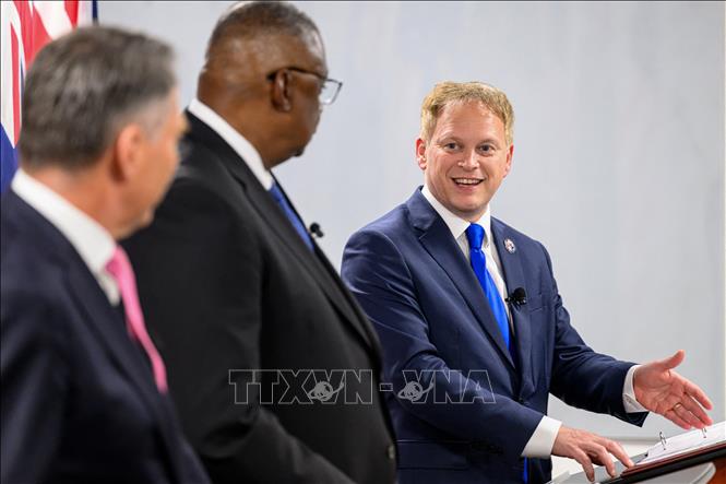 (Từ trái sang): Bộ trưởng Quốc phòng Australia Richard Marles, Bộ trưởng Quốc phòng Mỹ Lloyd Austin và Bộ trưởng Quốc phòng Anh Grant Shapps trong cuộc họp báo sau cuộc gặp ba bên, tại Mountain View, California (Mỹ) ngày 1/12/2023. Ảnh: AFP/TTXVN