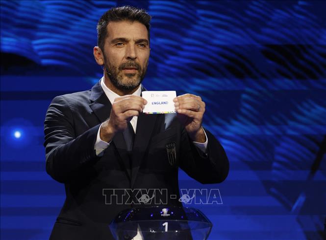 Cựu danh thủ Italy Gianluigi Buffon bốc một lá thăm của vòng chung kết Euro 2024 tại Đức, ngày 2/12/2023. Ảnh: AFP/TTXVN