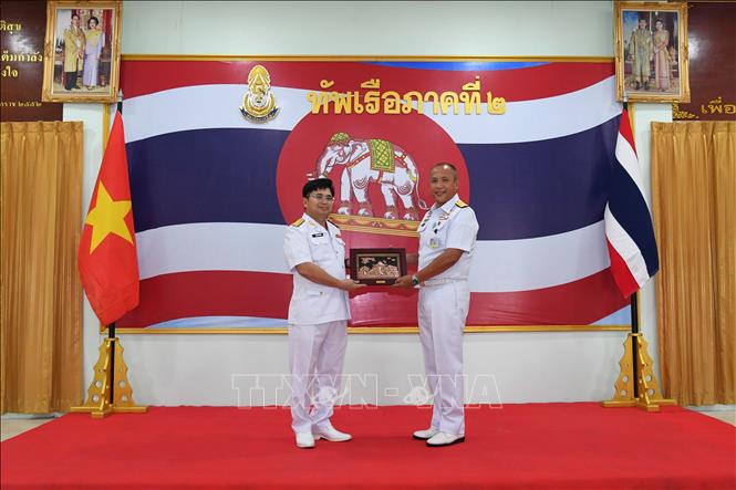 Đại tá Trịnh Xuân Tùng (trái) tặng quà lưu niệm Chuẩn Đô đốc Thawatchai Phimmuang. Ảnh: TTXVN phát