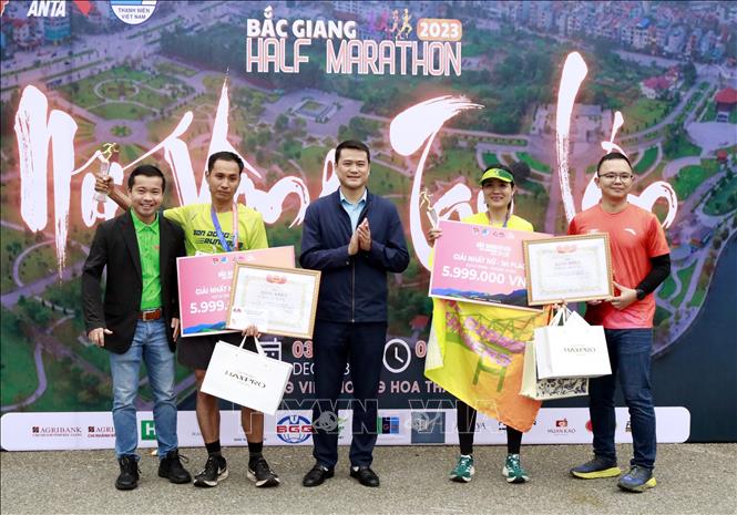 Ban Tổ chức trao giải Nhất cho các vận động viên. Ảnh: Đồng Thúy-TTXVN