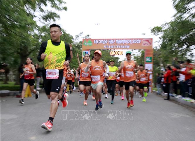 Các vận động viên xuất phát. Ảnh: Đồng Thúy-TTXVN