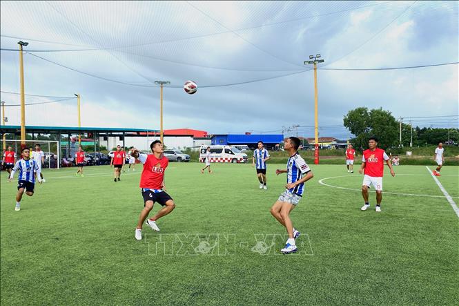 The Vietnamese and Thai naval officers play football together. VNA Photo