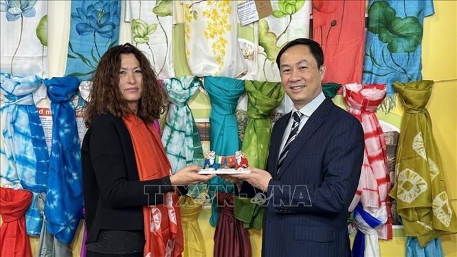 Đại sứ Dương Hải Hưng tặng quà lưu niệm cho bà Elisa Gudi, Chủ tịch Hội đồng Thủ công Mỹ nghệ Liên minh châu Âu (EU). Ảnh: Dương Hoa-Pv TTXVN tại Italy 
