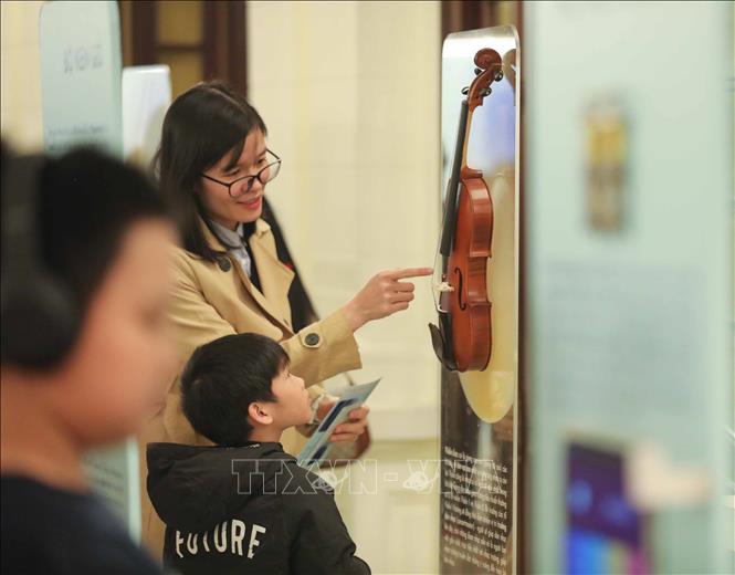 Khu trưng bày bao gồm nhiều hoạt động tìm hiểu về các nhạc cụ cổ điển và mô hình Dàn nhạc Giao hưởng, mang đến những trải nghiệm âm nhạc cổ điển dành cho cộng đồng. Ảnh: Thanh Tùng - TTXVN 