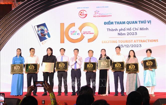 Phó Chủ tịch UBND Thành phố Hồ Chí Minh Nguyễn Văn Dũng trao bảng công bố cho 10 điểm tham quan thú vị. Ảnh: Thu Hương - TTXVN