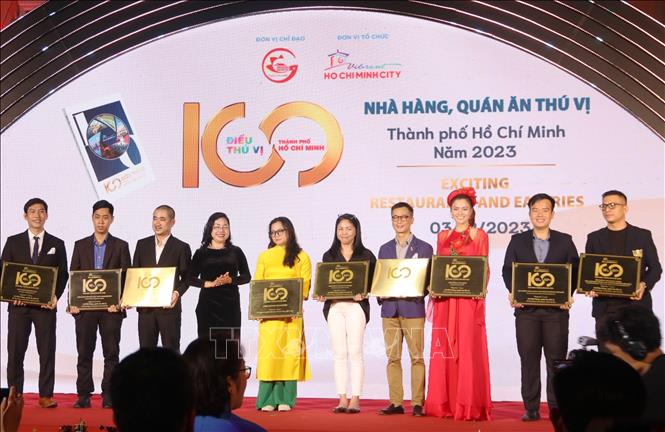 Lễ trao bảng vàng công nhận cho 10 nhà hàng, quán ăn thú vị. Ảnh: Thu Hương - TTXVN