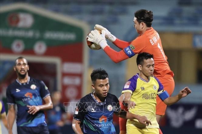 Thủ thành Văn Lâm thi đấu xuất sắc giúp MerryLand Quy Nhơn Bình Định giành được 3 điểm trên sân Hàng Đẫy. Ảnh: Minh Quyết - TTXVN