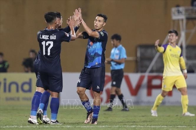 Các cầu thủ MerryLand Quy Nhơn Bình Định ăn mừng bàn thắng của cầu thủ Alexandre (số 72). Ảnh: Minh Quyết - TTXVN